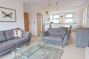 Contemporary 2 Bedroom Apartment with Parking
